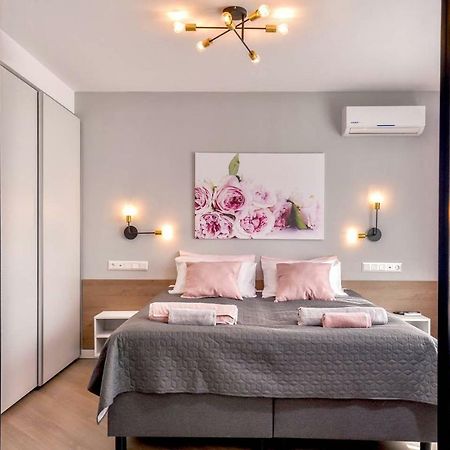 Rose One Bedroom Designer Apartment In City Centre By Flat Mаnager صوفيا المظهر الخارجي الصورة